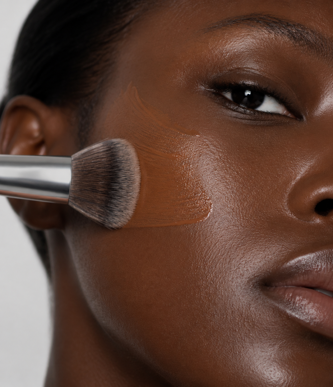 Byggbar foundation med naturliga mineralpigment för skinlike finish