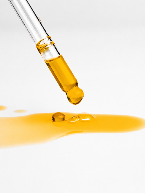 Närbild av ELYO All-In-One Facial Oil flaska och pipett