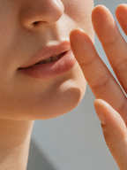 Silkig olja-till-mjölk-textur av ELYO Oil-To-Milk Cleanser